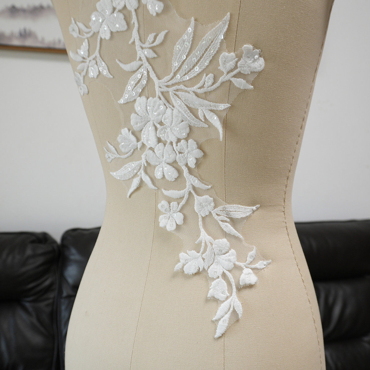 White Floral Leaf Sequins Appl - Embellish Craft recension och pris